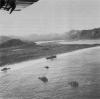 Praia de Itaipu com o navio Camboinhas encalhado, 1958. Foto Almiro Baraúna.