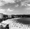 Praia de Icaraí na década de 1950, à esquerda o Edifício que fica na esquina da rua Álvares de Azevedo. Foto Almiro Baraúna.