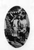 Dionysio de Moraes, um amigo e os filhos Nicete e Décio no Jardim de sua casa, onde funcionava a oficina de carnaval. Anos 1940.