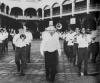 Mestre Afonso desfila na frente de sua banda no pátio do Colégio Salesianos, Santa Rosa, anos 1990. Colégio Salesianos