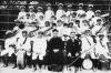 A banda do Salesianos em uniforme de gala. À frente, o maestro Juan Llorens e o padre diretor, 1944.Colégio Salesianos.
