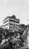 Primeiro prédio do Colégio com procissão em volta do monumento. Ele tornou-se local de romarias e em 1906 contava com um moderno plano inclinado, cujos trilhos aparecem na foto. Foto Colégio Salesianos.