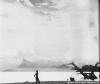 O trampolim da praia de Icaraí. Na altura da rua Lopes Trovão, na década de 1950. Ele foi demolido em 1965 devido a erro na engenharia de sua construção. Foto Almiro Baraúna.