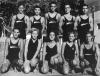 Hélio, o Paluca, em pé, ao centro do grupo de atletas do Clube Regatas Icaraí, anos 1940.