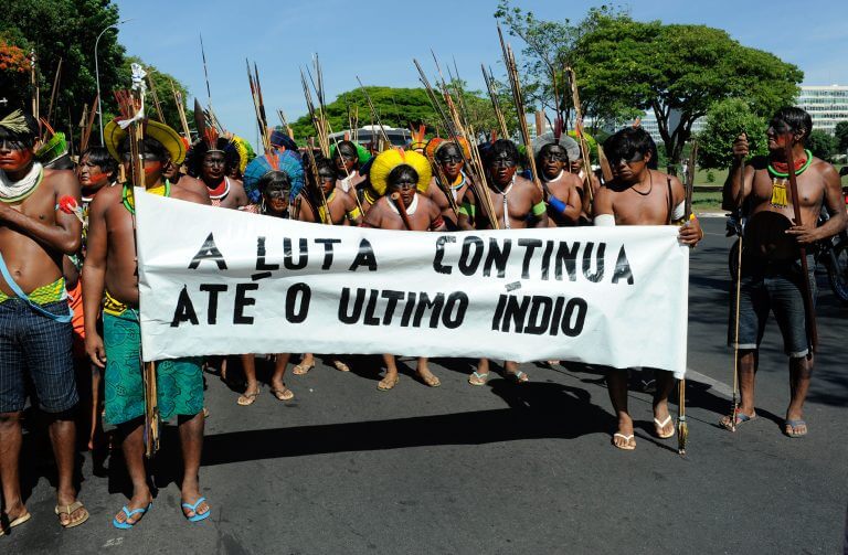 Alunos do Colégio São Vicente fazem protesto por demissões de