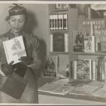 Autora Zora Neale Hurston no estande do Projeto Federal de Escritores [Federal Writer´s Project] na Feira do Livro do New York Times.