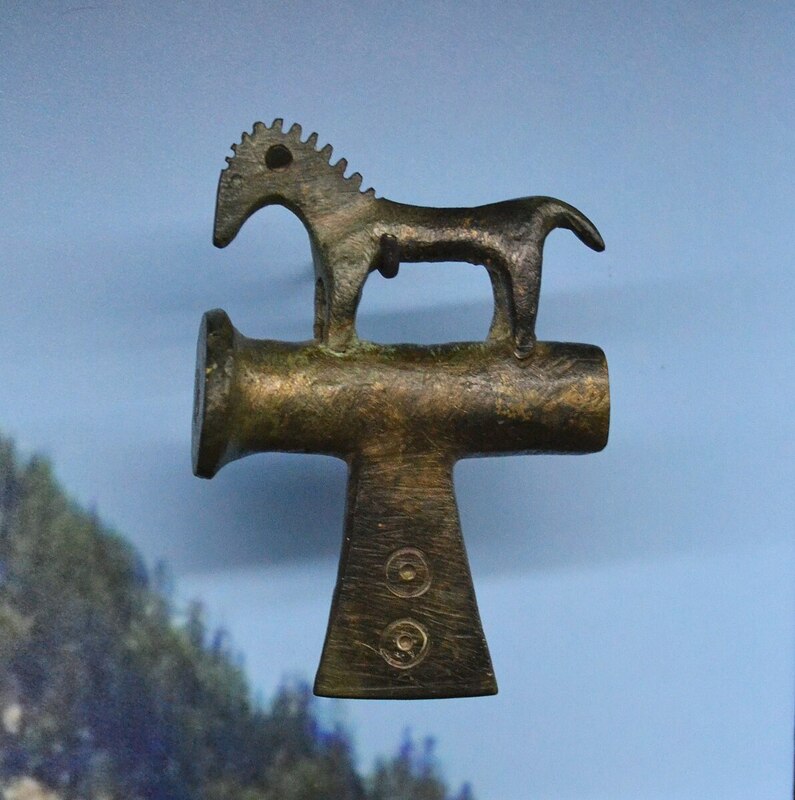 Machado de bronze decorado, 800 - 750 a.C., Hallstatt.jpg