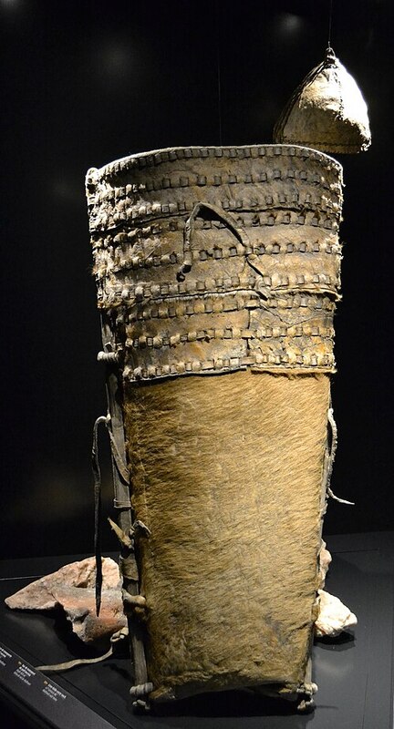 Bolsa de transporte de couro bovino, século XIII a.C., Mina de sal de Hallstatt.jpg