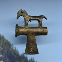 Machado de bronze decorado, 800 - 750 a.C., Hallstatt.jpg