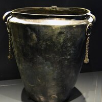 Sítula de bronze, recipiente para beber, túmulo de Hallstatt 504.jpg