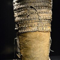 Bolsa de transporte de couro bovino, século XIII a.C., Mina de sal de Hallstatt.jpg